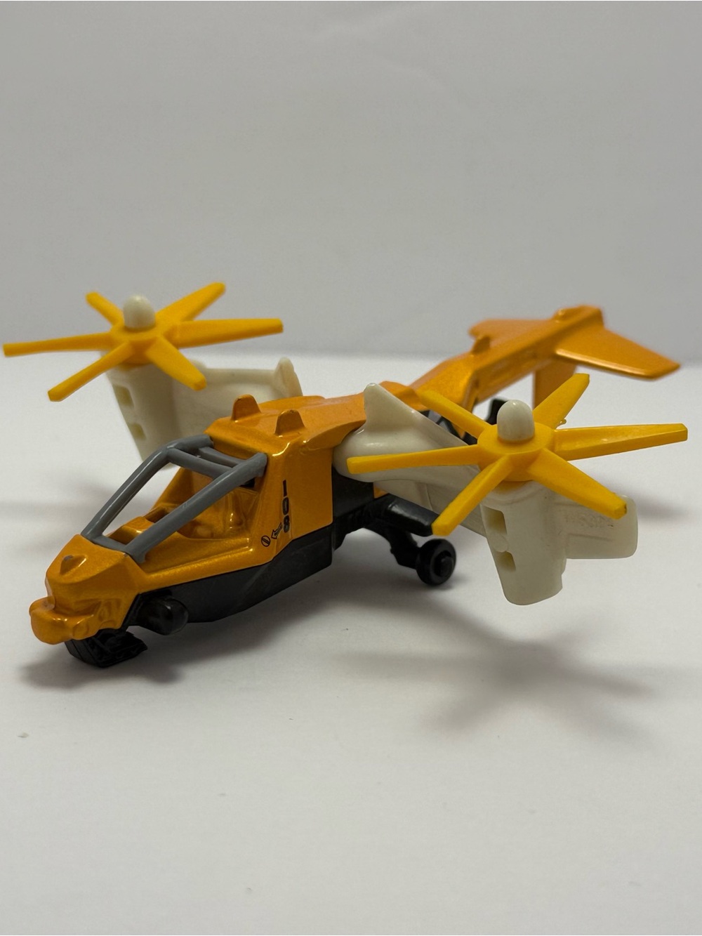 Mattel 2012 Sky Safari SB108 Yellow/White Plane With Movable Wings (TC19)